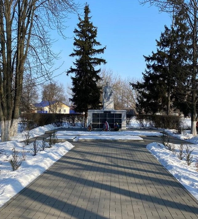 Братская могила воинов Советской Армии, погибших в период Великой Отечественной войны. Захоронено 211 человек, установлено фамилий 63 человека.